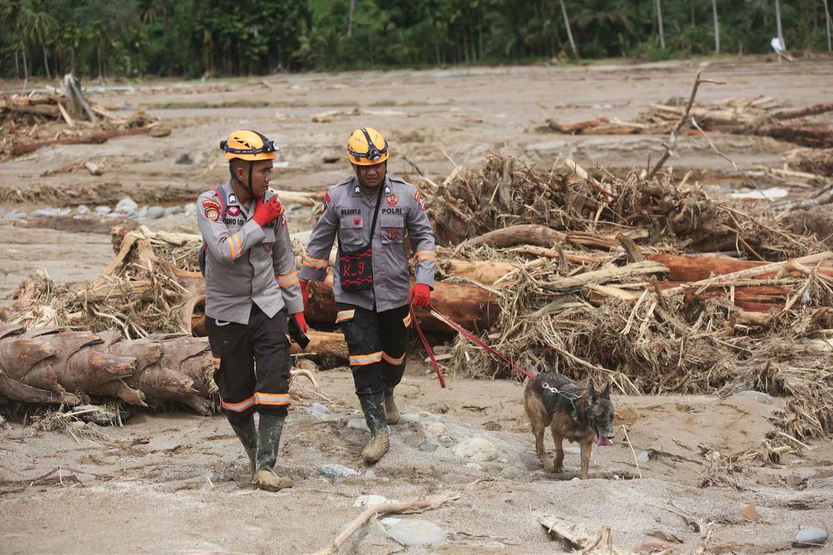 FOTO: Pencarian Korban Banjir Bandang Sumatra Terus Diperluas di Tengah Lonjakan Jumlah Korban