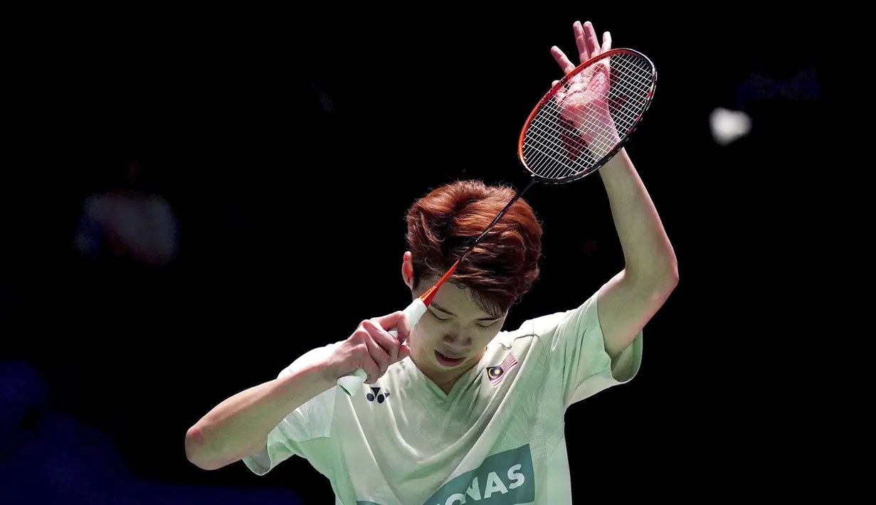 Selebrasi pebulu tangkis Malaysia, Ng Tze Yong setelah berhasil meraih angka saat menghadapi pebulu tangkis Denmark, Viktor Axelsen pada laga babak 16 besar tunggal putra All England 2023 di Utilita Arena, Birmingham, Inggris, Kamis (16/3/2023). Ng Tze Yong menang rubber game, 21-15, 9-21 dan 23-21. (PA via AP Photo/Zac Goodwin)