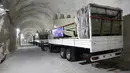 Deretan truk yang membawa rudal antikapal terparkir selama peresmian pangkalan rudal bawah tanah di Teluk Persia, Iran, 8 Januari 2021. Pangkalan rahasia tersebut terletak di suatu tempat di Provinsi Hormozgan. (SEPAHNEWS/AFP)