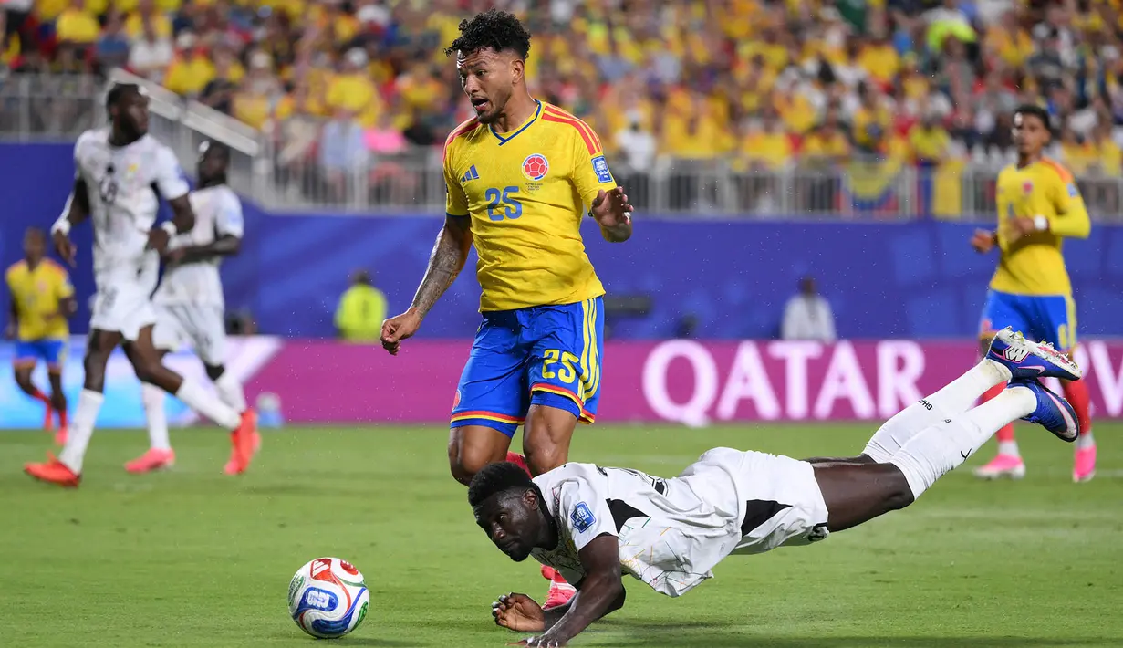 Pemain Kolombia Luis Suarez dihadang pemain Ghana Derrick Luckassen selama pertandingan babak 32 besar Piala Dunia FIFA 2026 antara Kolombia dan Ghana di Stadion Kansas City di Kansas City, Missouri, Jumat (03/07/2026). (AFP/ Getty Images/ David Ramos)