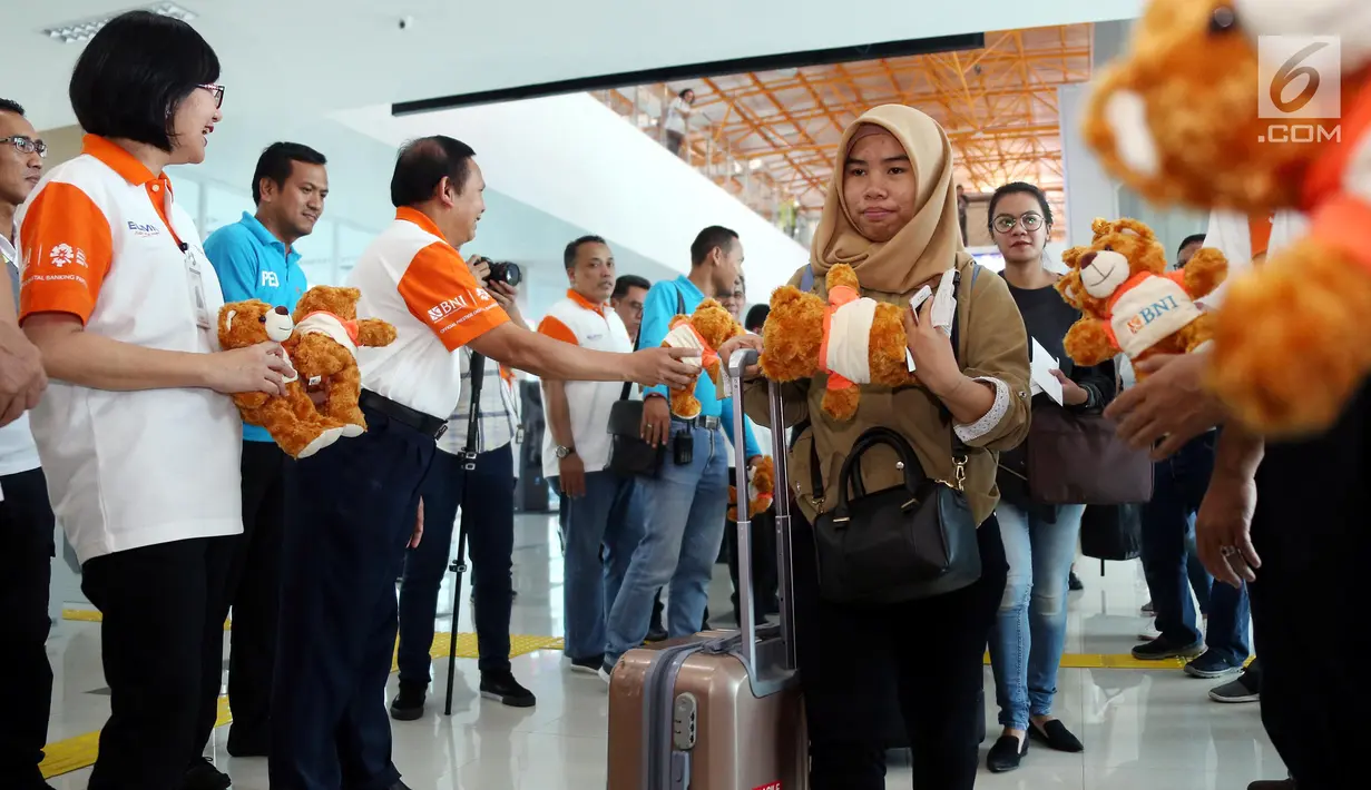 Jajaran Direksi dan Komisaris BNI menyambut calon pemudik tujuan Bandara Soetta di Stasiun Kereta Bandara BNI City, Jakarta, Jumat (8/9). Lebih dari 400 santri dan penghafal Al Quran (Hafidz) berkesempatan pulang kampung gratis. (Liputan6.com/Pool/Rizki)