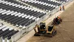 Para pekerja tampak tengah bekerja di lapangan Mbombela Stadium di Nelspruit, Afsel. Stadion Mbombela jadi salah satu dari 10 stadion yang akan dipakai di PD 2010. AFP PHOTO / STEPHANE DE SAKUTIN 