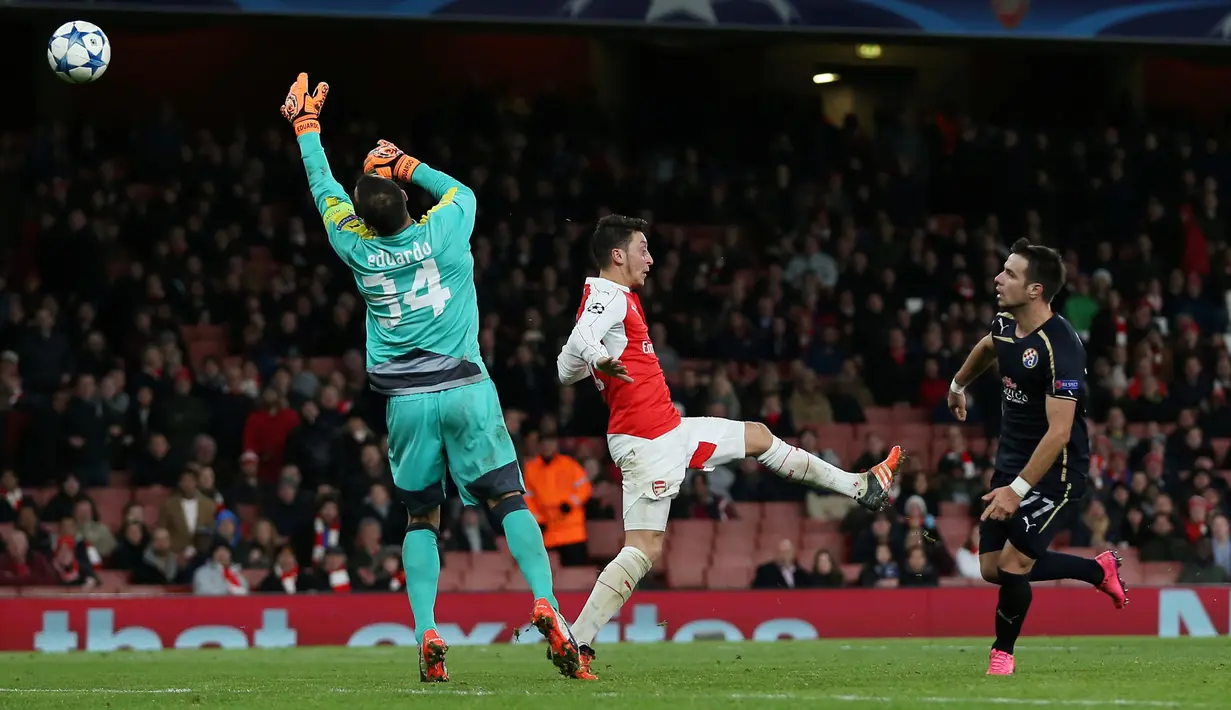 Pemain Arsenal, Mesut Ozil, berusaha menaklukkan kiper Dinamo Zagreb dalam laga Grup F Liga Champions di Stadion Emirates, London, Rabu (25/11/2015) dini hari WIB. (Action Images via Reuters/Matthew Childs)