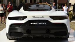 Mobil sport Maserati MC20 ditampilkan di Piazza Grande, Modena, Italia, Kamis (10/9/2020). Maserati MC20 memiliki bobot total di bawah 1.500 kg karena sasisnya terbuat dari bahan carbon fiber. (Miguel MEDINA/AFP)
