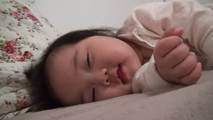 Lucu Banget! Masih Ngantuk, Bayi Ini Berjuang untuk Tetap Melek