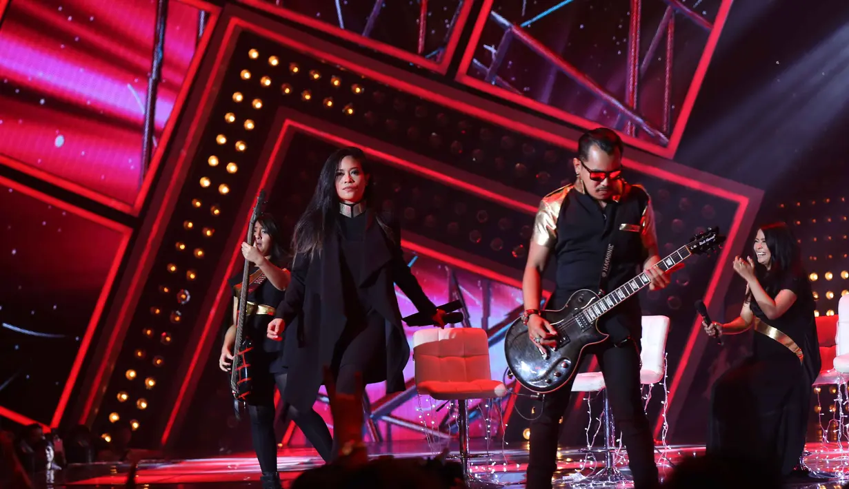 Aksi panggung Kikan membuat penonton langsung memberikan teriakannya untuk penampilan Kikan dan Kotak. Meski mengisi posisi Tantri, Kikan tak bergabung dengan Kotak karena project yang mereka kerjakan adalah project baru. (Nurwahyunan/Bintang.com)