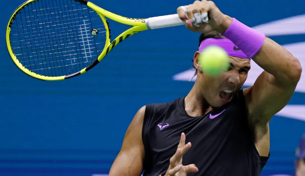Petenis Spanyol, Rafael Nadal mengembalikan bola ke arah lawannya petenis Argentina, Diego Schwartzman  pada babak perempat final AS Terbuka 2019  di Arthur Ashe Stadium, Rabu (4/9/2019). Nadal berhasil melangkah ke semifinal dalam pertarungan tiga set dengan skor 6-4, 7-5, dan 6-2. (AP/Adam Hunger)