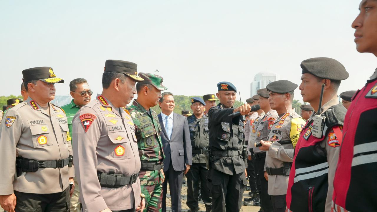 Kapolri Jenderal Listyo Sigit Prabowo pimpin apel gelar pasukan Operasi Mantap Brata terkait dengan pengamanan seluruh rangkaian Pemilu 2024, di Lapangan Monas, Jakarta, Selasa (17/10/2023).