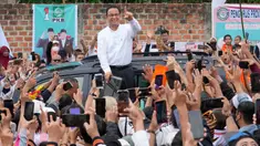 Calon Presiden nomor urut 1, Anies Baswedan menyapa para pendukungnya dalam rapat umum kampanyenya di Bandar Lampung, Indonesia, Minggu, 14 Januari 2024. (AP Photo/Achmad Ibrahim)