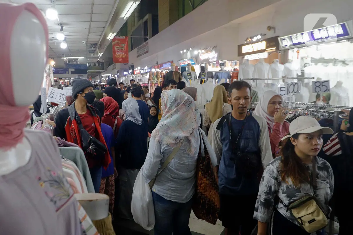 Pasar Tanah Abang Ramai Dikunjungi Warga