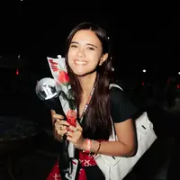Di tengah lautan penggemar yang memadati area acara, penampilan Audi Marissa sukses mencuri perhatian berkat sentuhan budaya Indonesia yang ia bawa melalui pilihan busananya. [@audi.marissa].