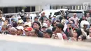 Warga berkerumun di depan lokasi pembunuhan wanita yang ditemukan tewas di dalam lemari di kawasan Mampang, Jakarta, Jumat (23/11). Polres Jaksel menggelar rekonstruksi setelah penyidik menggali keterangan pelaku. (Liputan6.com/Helmi Fithriansyah)