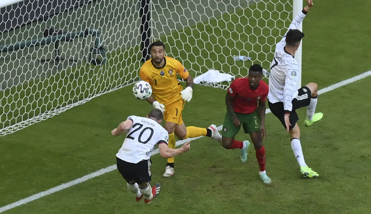 Skuat Der Panzer memanfaatkan lini belakang Portugal yang longgar, sehingga pada menit ke-60 Robin Gosens berhasil memaksa Rui Patricio untuk memungut bola dari gawangnya kali keempat. Umpan Joshua Kimmich berhasil ia tuntaskan menjadi gol. (Foto: AP/Pool/Matthias Hangst)