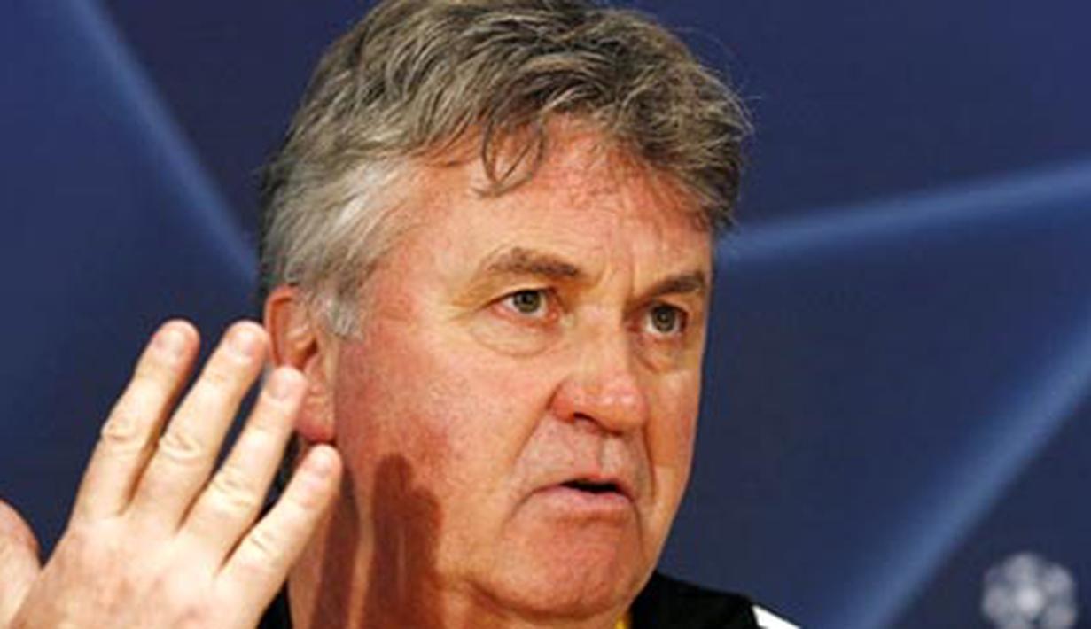 Chelsea's manager Guus Hiddink talks during a press conference for the forthcoming UEFA Champions League Quarter Final 2nd leg match against Liverpool at Stamford Bridge, on April 13, 2009. AFP PHOTO/Glyn Kirk