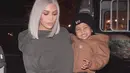 Kim Kardashian memang terkenal sayang banget sama anak-anaknya. Ia bahkan seringkali mengurus anaknya sendiri. (instagram/kimkardashian)