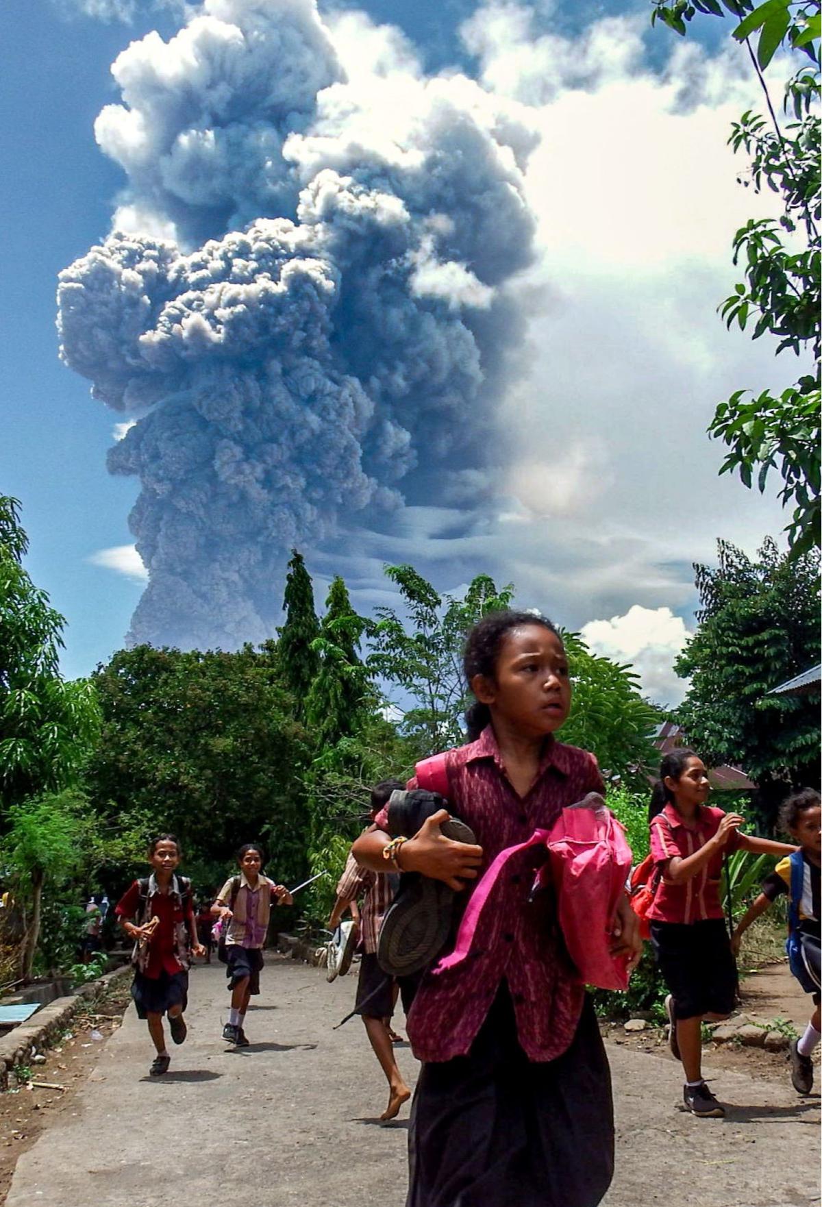 Gunung Lewotobi Laki-Laki meletus