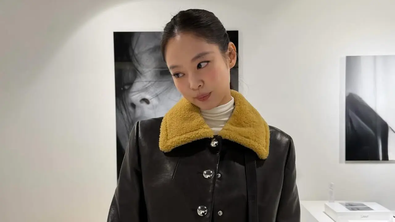 Usia 30 Makin Bersinar, Jennie BLACKPINK Pilih Gaya Minimalis yang Tetap Mewah di Pameran Fotonya
