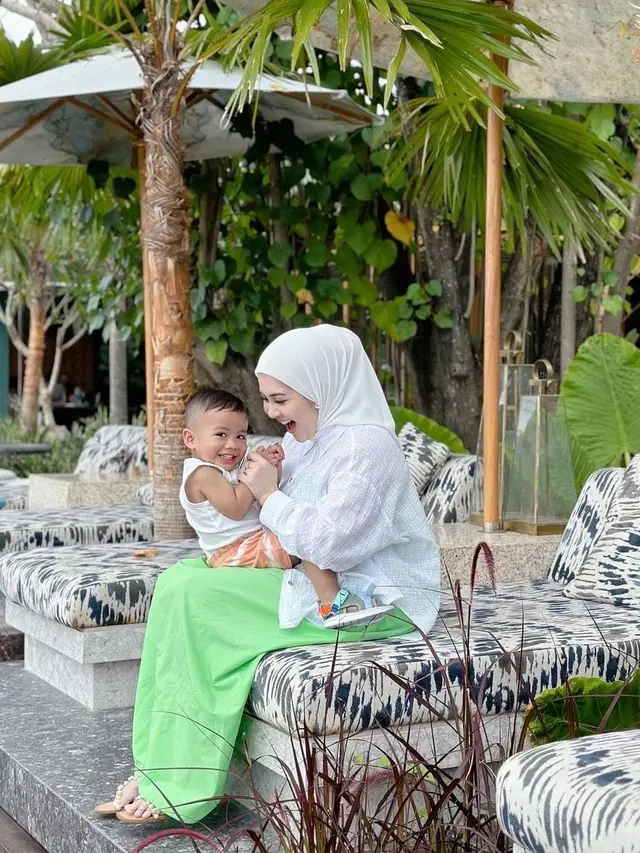 Potret Kesha Ratuliu Liburan di Bali Sambil Asuh Anak