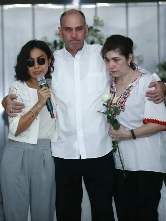 "Saya atas nama keluarga sangat kehilangan itu, semua kehilangan itu. Saya juga terimakasih teman-teman ada di sini karena saya enggak sanggup hadapi sendiri," kata Eliseo. (Nurwahyunan/Bintang.com)