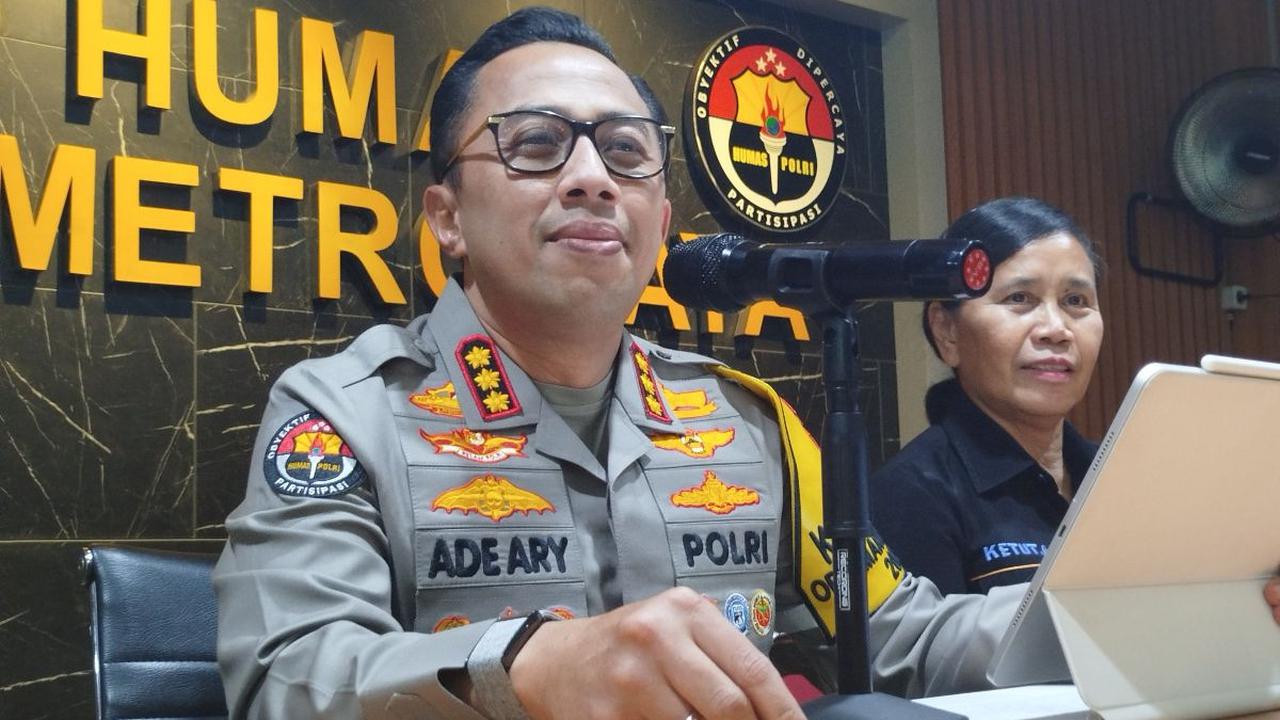 "MNM itu diduga memukul kor-ban. Kemudian satu lagi Saudara S (49) diduga menendang dan memukul korban dan juga kepada kamera korban," ujarnya.<br>