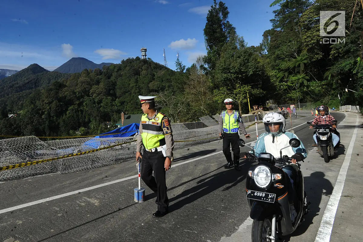 Jalur Puncak Ditutup Akibat Longsor