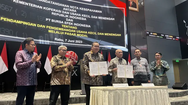 Penandatanganan Nota Kesepahaman antara Kementerian Koperasi dan Usaha Kecil, dan Menengah Republik Indonesia dan BEI tentang Pendampingan dan Pengembangan UKM melalui Pasar Moda, Rabu (7/6/2023). (Foto Liputan6.com/Elga N)