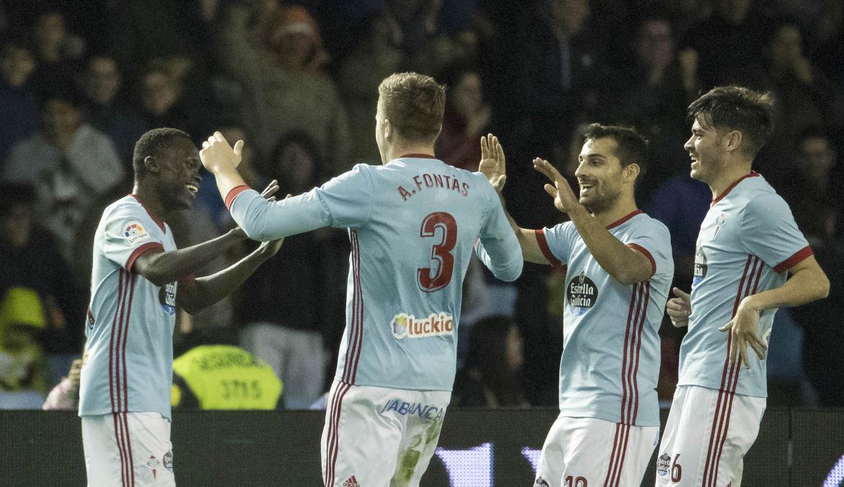 Para pemain Celta Vigo merayakan gol yang dicetak oleh Pione Sisto ke gawang Barcelona pada leg pertama babak 16 besar Copa del Rey di Stadion Balaidos, Kamis (4/1/2018). Kedua tim bermain imbang 1-1. (AP/Lalo R. Villar)