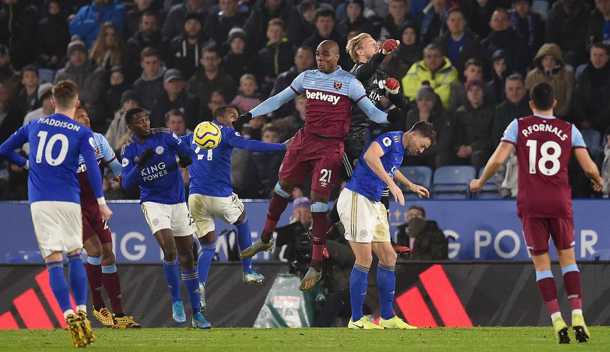 Kiper Leicester City, Kasper Schmeichel (ketiga kanan) berebut bola dengan bek West Ham United, Angelo Ogbonna (tengah) pada pekan 24 Liga Inggris 2019-2020 di Stadion King Power, Rabu (22/1/2020). Menjamu West Ham , Leicester City berhasil menang meyakinkan dengan skor akhir 4-1. (Oli SCARFF / AFP)