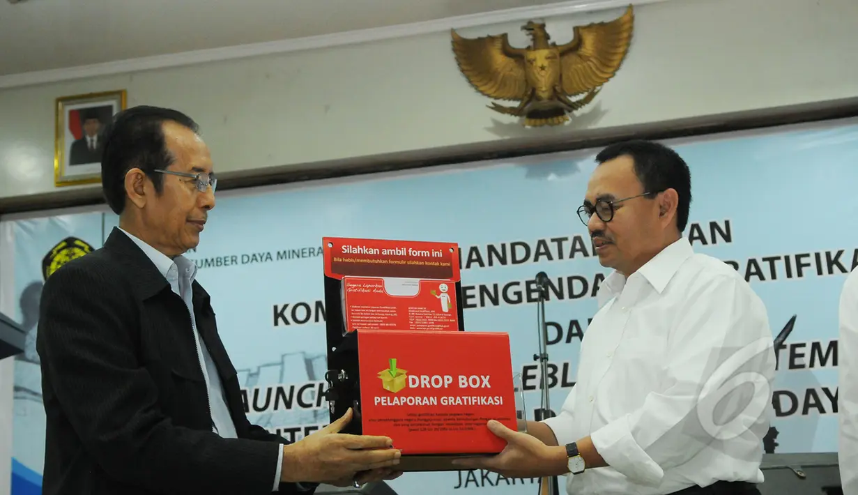 Menteri ESDM, Sudirman Said (kanan) menerima 'drop box' pelaporan gratifikasi dari pimpinan KPK Zulkarnain usai penandatanganan Komitmen Pengendalian Gratifikasi di gedung Kementerian ESDM, Jakarta, Senin (13/4/2015). (Liputan6.com/Herman Zakharia)
