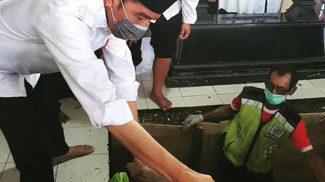 Presiden Jokowi mengantarkan sang ibu ke peristirahatan terakhir, Kamis (26/3/2020). (dok Erick Thohir)