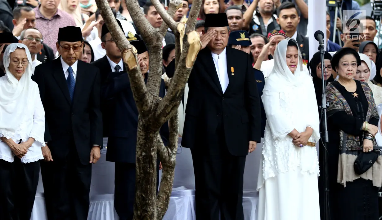 Presiden ke-6 Susilo Bambang Yudhoyono (tengah) didampingi presiden ke-5 Megawati Soekarnoputri (kanan), Ibu Negara Iriana (dua kanan) dan mantan Wapres Boediono beserta istri memberi penghormatan saat pemakaman Ani Yudhoyono di TMP Kalibata, Jakarta, Minggu (2/6/2019). (Liputan6.com/JohanTallo)
