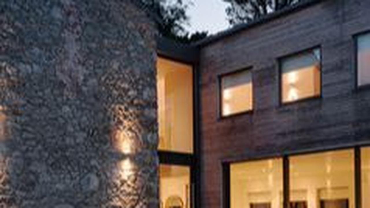 Desain Rumah Klasik dengan Detail Batu Alam