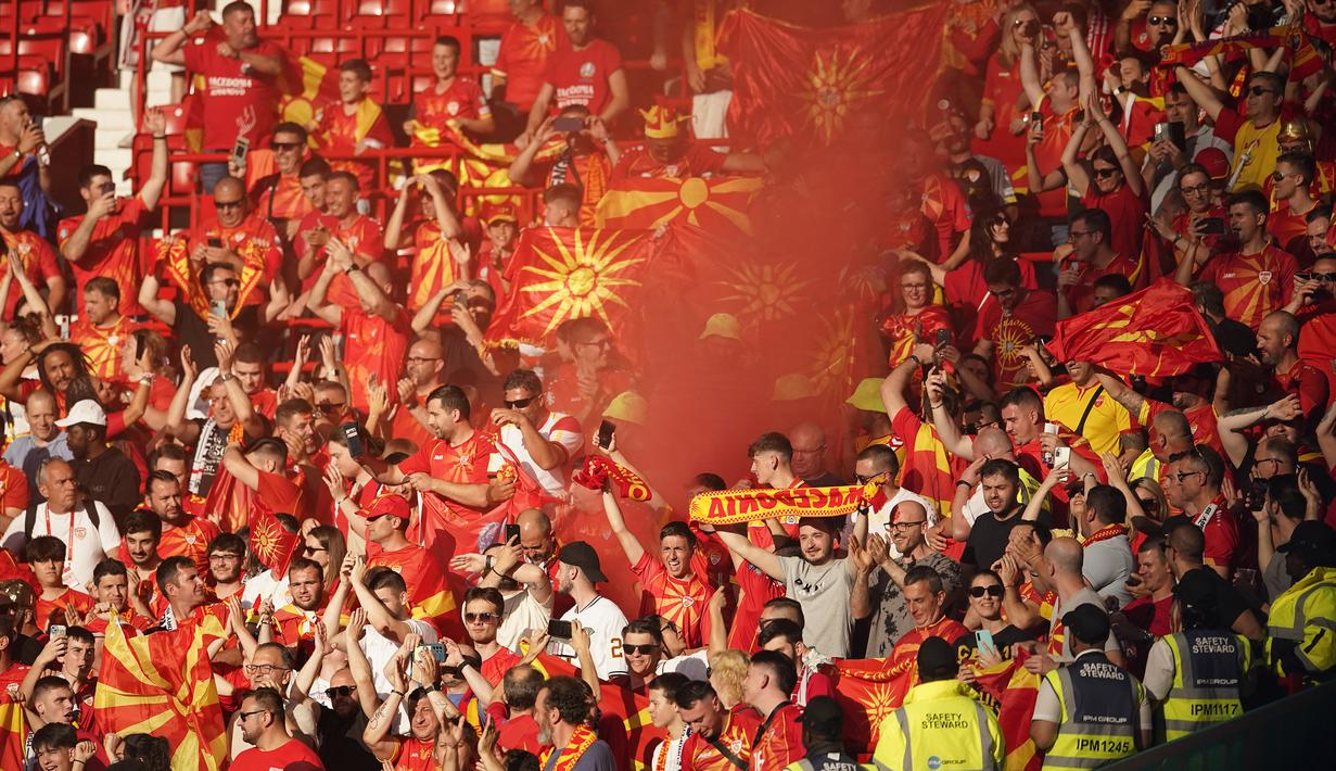 Para suporter Makedonia Utara memadati tribun sebelum dimulainya laga Grup C kualifikasi Euro 2024 antara Timnas Inggris menghadapi Makedonia Utara di Old Trafford, Manchester (19/6/2023). (AP Photo/Dave Thompson)