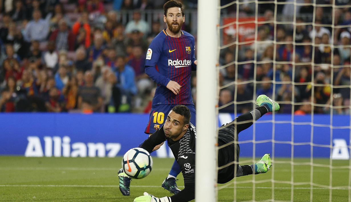 Bintang Barcelona, Lionel Messi saat mencetak gol kegawang Villareal pada laga La Liga Santander di Camp Nou stadium, Barcelona, (9/5/2018). Barcelona menang telak 5-1. (AP/Manu Fernandez)