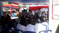 Presiden Jokowi membagikan kartu sakti di Manado (Liputan6.com/ Ilyas Istianur Praditya)