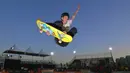 Snowboarder Shaun White berlatih skateboard di World Park Skateboarding Championship di Sao Paulo, Brasil, Senin (9/9/2019). Snowboarder gaya bebas peraih tiga medali emas Olimpiade tersebut memutuskan untuk bersaing secara profesional di skateboarding. (Carl De Souza/AFP)