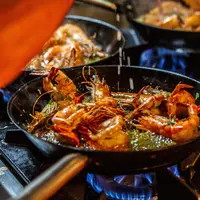 Ilustrasi orang sedang mengolah seafood agar tidak amis. (Foto: Unsplash/Pim Myten)