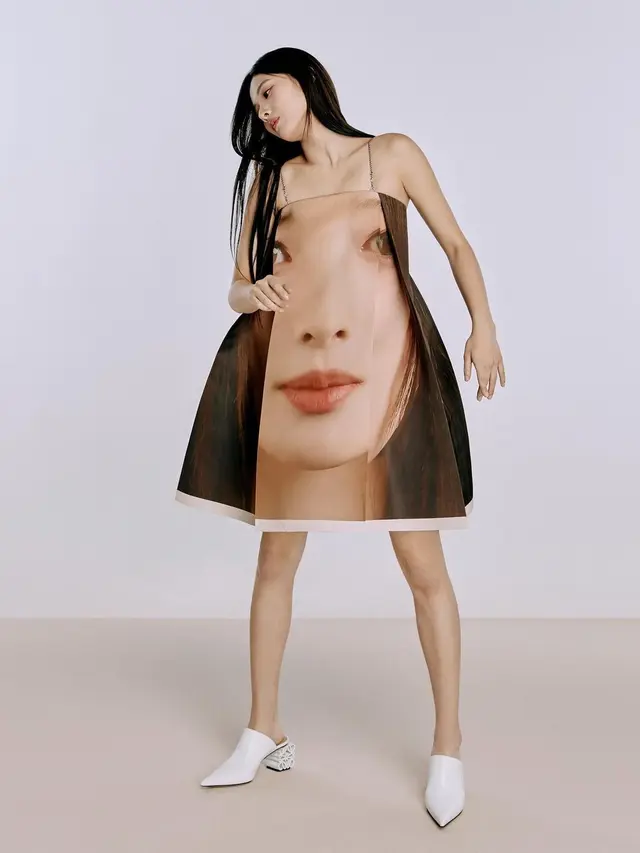 Gaya Nyentrik NMIXX Pakai Gaun Bergambar Wajah Sendiri, Dijual Seharga Rp51 Juta