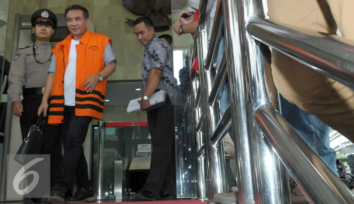  Tersangka kasus suap MA, Ichsan Suaidi usai menjalani pemeriksaan lanjutan di Gedung KPK, Jakarta, Jumat (8/4). Ichsan diperiksa sebagai tersangka dugaan pemberian gratifikasi penundaan pengiriman putusan kasasi perkara di MA. (Liputan6.com/Helmi Afandi)