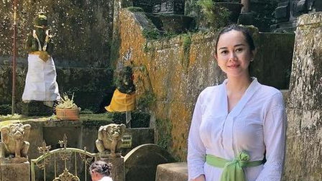 2. Inspirasi Kebaya Bali Polos dan Simpel