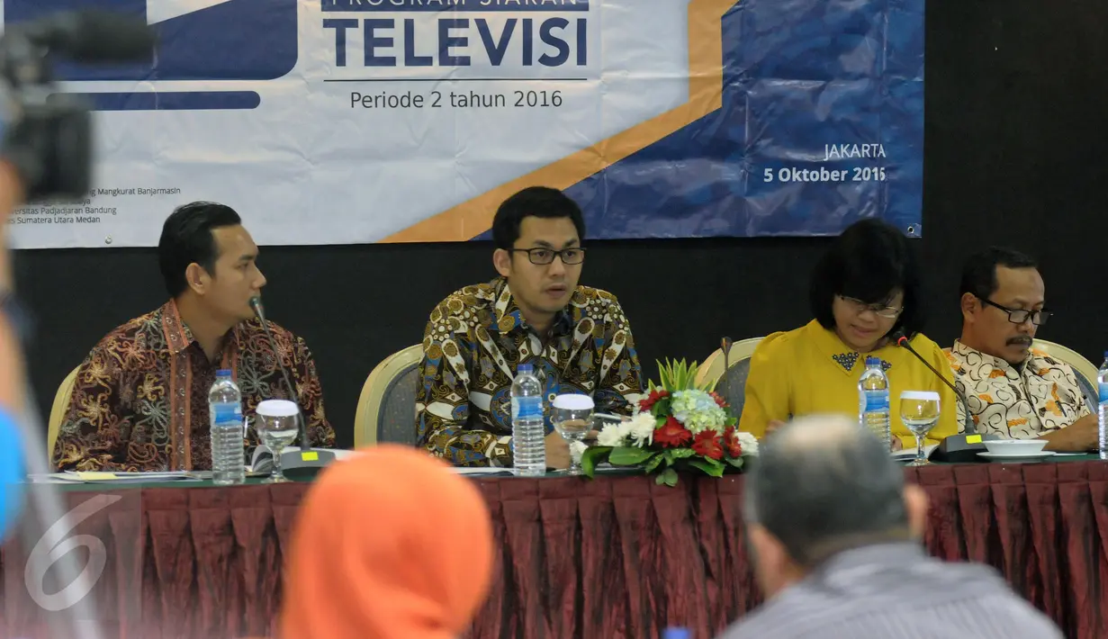 Ketua KPI, Yuliandre Darwis (kedua kiri) mendampingi tim ISKI melakukan rilis indeks kualitas program siaran televisi periode II 2016 di Jakarta, Rabu (5/10). Survei dilaksanakan tim dari 12 perguruan tinggi di Indonesia. (Liputan6.com/Helmi Fithriansyah)
