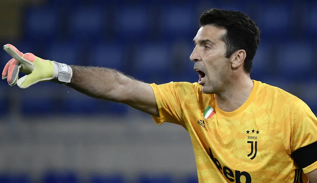 Gianluigi Buffon. Kiper legenda Juventus ini di awal kariernya sempat berbaju Parma selama 6 musim mulai 1995/1996 hingga 2000/2001. Kini, saat Parma terdegradasi ke Serie B, Buffon yang habis masa kontraknya di Juventus, akan kembali berseragam Parma selama 2 musim. (Foto: AFP/Filippo Monteforte)