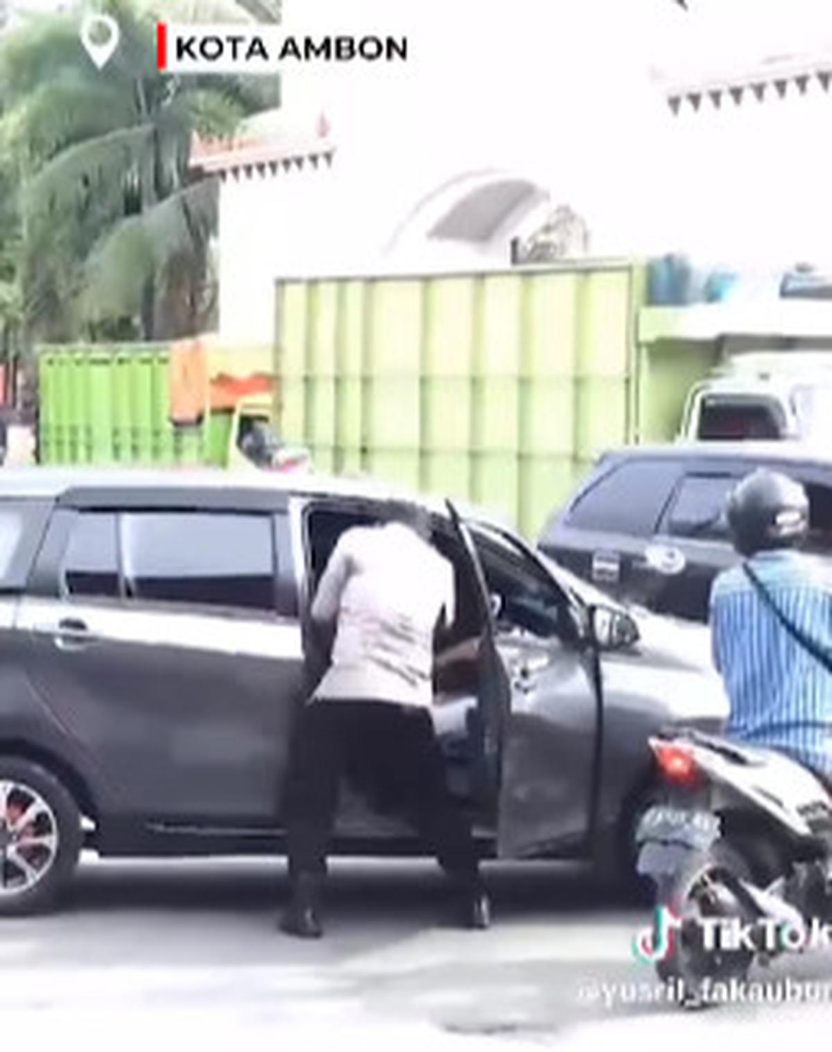 Rekaman Video Polisi di Ambon Banting Pemobil di Tengah Jalan