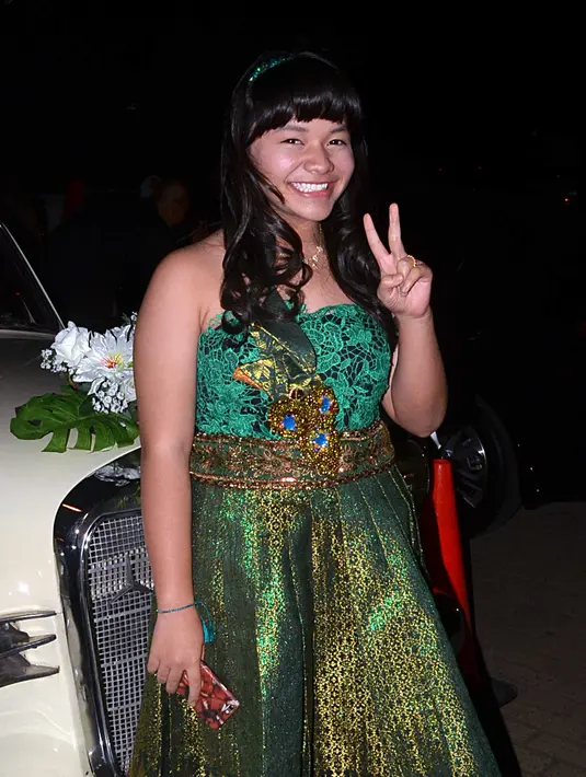 Mengenakan dress hijau gemerlap. artis cilik Amel Carla turut hadir dalam resepsi pernikahan Nycta-Rizky. (Deki Prayoga/Bintang.com)