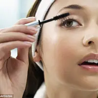 Selama musim hujan, kamu nggak boleh mengeluarkan makeup dari tasmu.