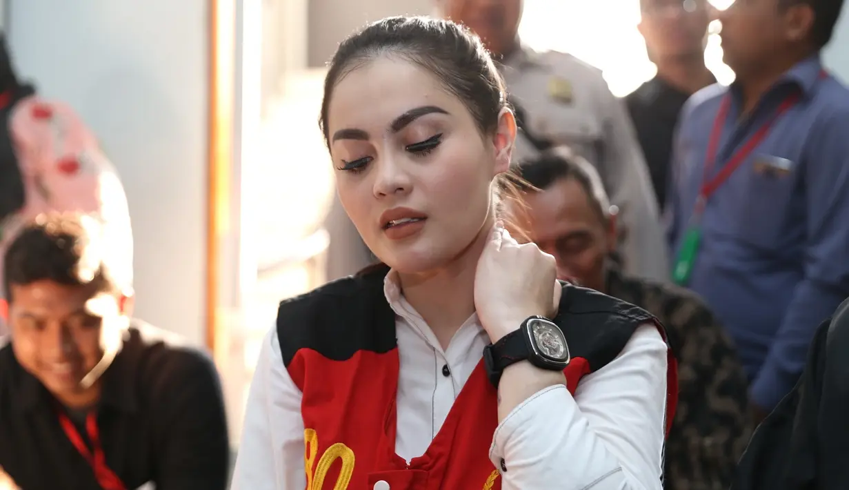 "Satu, menyatakan terdakwa Jennifer dunn alias Jeje terbukti secara sah dan meyakinkan melakukan tindak pidana penyalahgunaan narkoba golongan 1 untuk diri sendiri," ujar JPU di sidang yang berlangsung Kamis, (24/5/2018). (Nurwahyunan/Bintang.com)