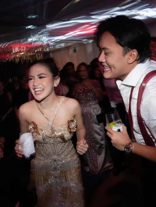 Aksen bunga dan fringe pada gaun bikin Mahalini Raharja jadi sorotan utama selama after party. [@dianamputri]