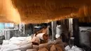 Seorang pekerja mengemas bihun yang digunakan untuk membuat hidangan manis tradisional yang populer selama bulan puasa Ramadhan, di Lahore pada 12 April 2022. (Arif ALI/AFP)