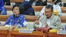 Menteri LHK Siti Nurbaya dan Menteri ESDM Arifin Tasrif mengikuti rapat kerja  dengan Komisi VII DPR RI di Komplek Parlemen Senayan, Jakarta, Selasa (29/11/2022). Rapat membahas mengenai Rancangan Undang-Undang Energi Baru dan Energi Terbarukan (RUU EB-ET). (Liputan6.com/Angga Yuniar)