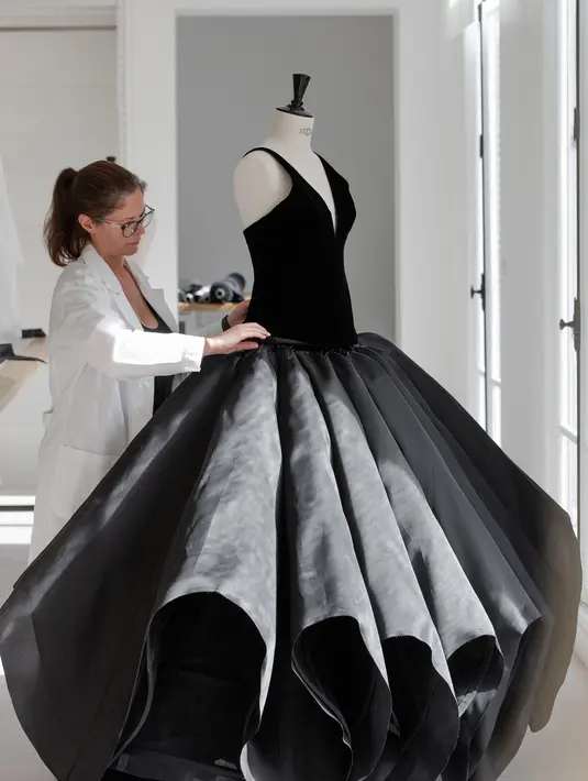 Rok ini membutuhkan waktu pengerjaan hingga 550 jam. [Foto: Document/Dior]